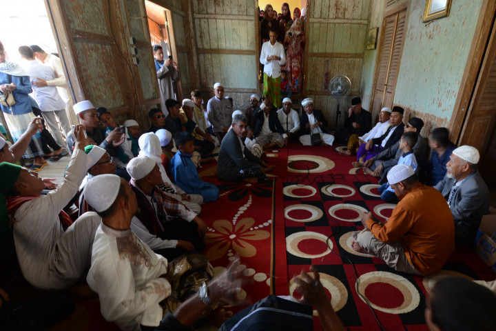 Rangkaian acara dimulai dengan berkunjung dan berkumpul di rumah kerabat yang dituakan. 