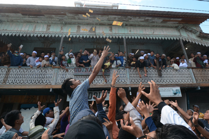 Uang juga dibagi-bagikan kepada warga sekitar walau bukan keturunan Arab. 