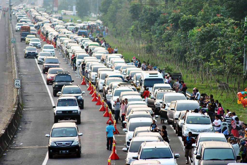 Ratusan kendaraan menunggu giliran keluar dari tol Jagorawi menuju Puncak. Kawasan Puncak yang penuh obyek wisata masih primadona bagi warga Jakarta.