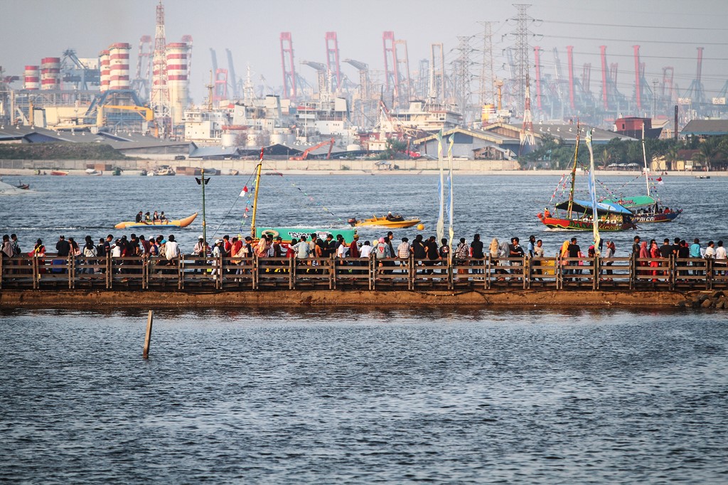 Pantai Ancol penuh sesak dengan pengunjung. Ancol dengan segala wahana wisata yang ada, tetap menjadi pilihan tempat berlibur.