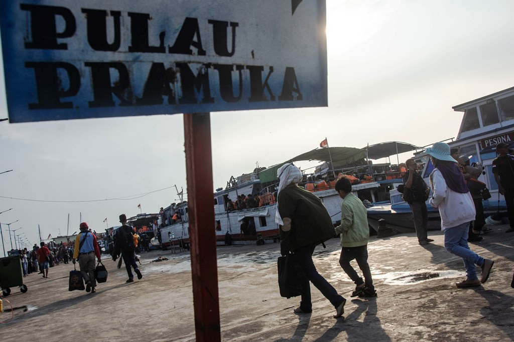 Wisawatan mencari kapal tujuan Pulau Pramuka di dermaga Kali Adem, Jakarta Utara, Minggu (17//2018). Kepulauan Seribu merupakan daerah tujuan wisata yang semakin populer.