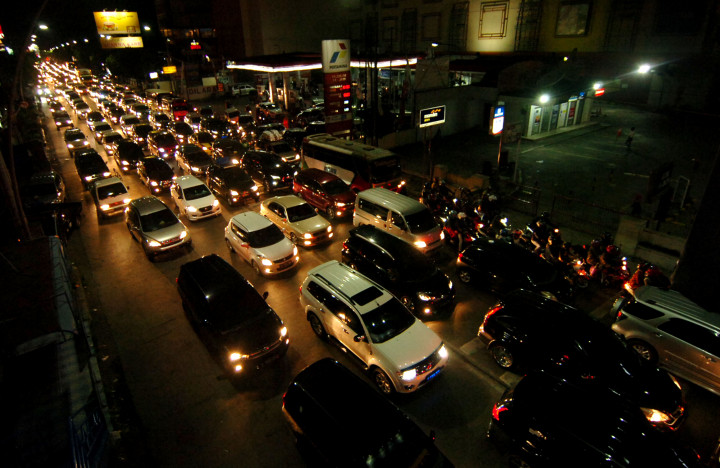 Kendaraan pemudik terjebak macet di jalur Pantura ruas Tegal, Jawa Tengah, Minggu (17/6/2018) malam. 
