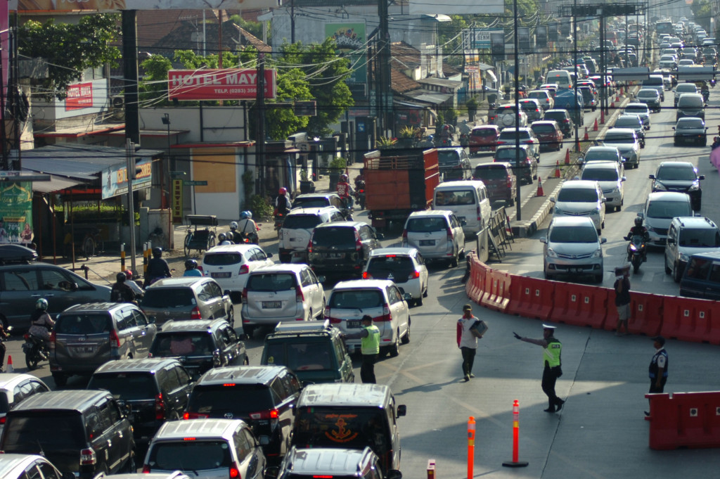 Memasuki H+2 lebaran, arus balik dari arah timur menuju Jakarta di jalur Pantura meningkat signifikan hingga terjadi kemacetan hingga sepanjang lima kilometer. 