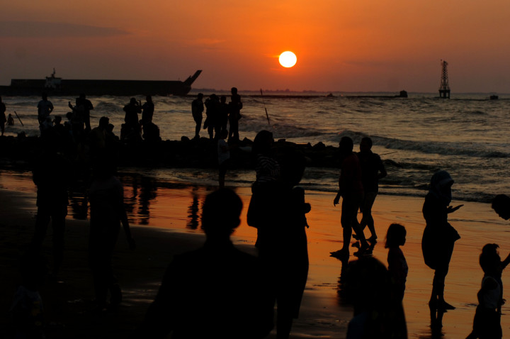 Pantura juga punya banyak obyek wisata. Di antaranya pantai di Tegal ini. Bila terjebak macet, tak ada salahnya sejenak beristirahat dengan menikmati keindaahan pemandangan matahari terbenam seperti ini. 
