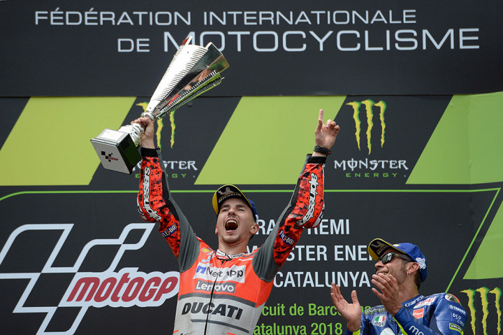 Hasil ini membuat Lorenzo meraih dua kemenangan secara beruntun pada musim ini. Dalam balapan MotoGP Italia di Sirkuit Mugello, Lorenzo juga menempati podium pertama. Afp Photo/Josep Lago