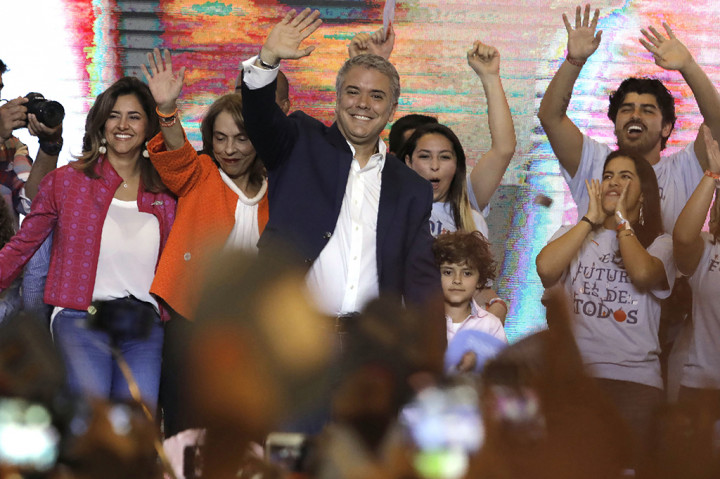 Duque berhasil mengambil hati rakyat Kolombia setelah kampanye yang dilakukannya berubah menjadi sebuah referendum tentang perjanjian perdamaian 2016 dengan pemberontak FARC. Dalam perjanjian itu, ia bersumpah akan melakukan perombakan. Afp Photo/Raul Arboleda