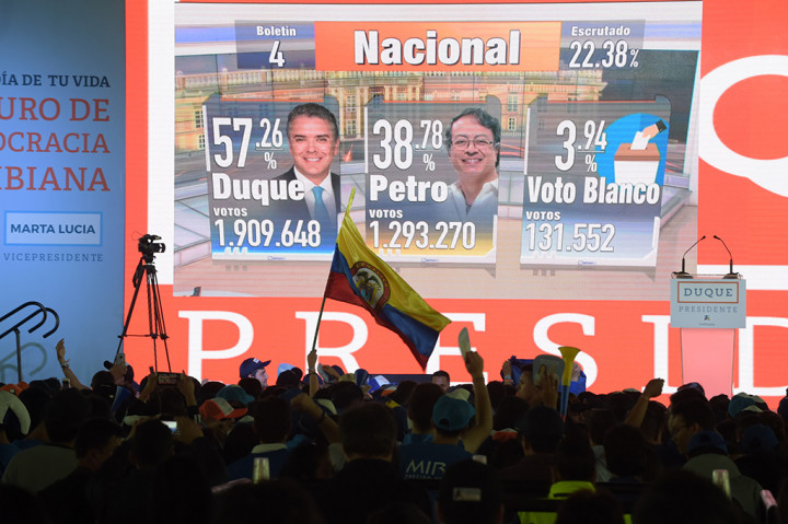 Duque (41) menang tipis dengan mendapatkan 54 persen suara. Afp Photo/Raul Arboleda