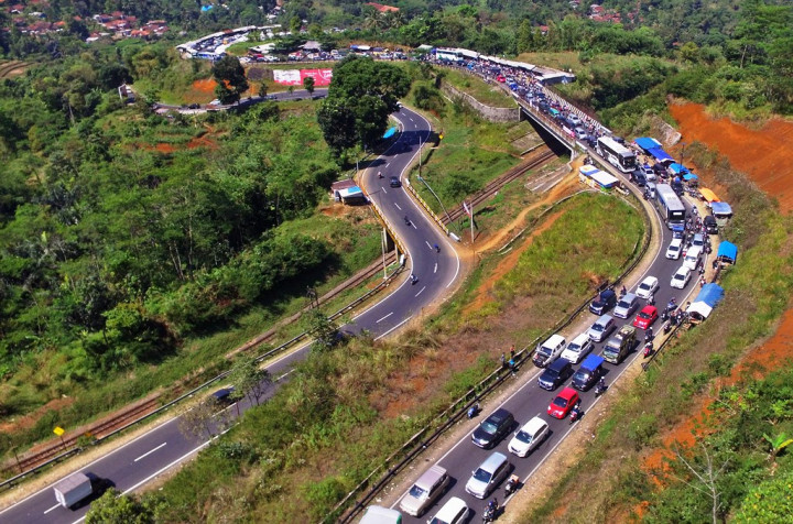 Memasuki H+3 Lebaran, volume kendaraan pemudik dari menuju Jakarta melalui Lingkar Gentong meningkat. Kemacetan terjadi mulai Jamanis hingga Limbangan, Garut