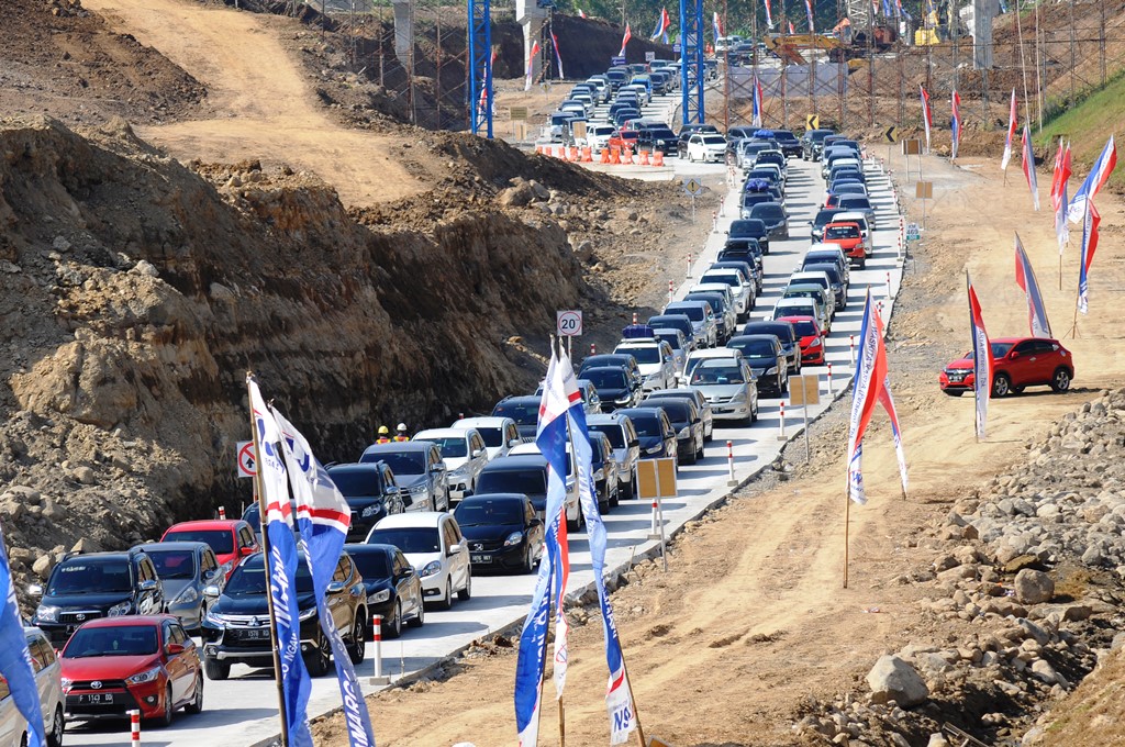Panjangnya antrean kendaraan juga telihat di jalur tol fungsional Solo-Salatiga ruas jembatan Kali Kenteng, Susukan, Kabupaten Semarang, Jawa Tengah, Senin (18/6/2018). Jalan yang menurun ini harus dilalui secara bergantian untuk mencegah hal tak diinginkan.