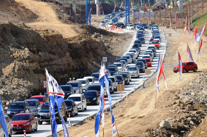 Panjangnya antrean kendaraan juga telihat di jalur tol fungsional Solo-Salatiga ruas jembatan Kali Kenteng, Susukan, Kabupaten Semarang, Jawa Tengah, Senin (18/6/2018). Jalan yang menurun ini harus dilalui secara bergantian untuk mencegah hal tak diinginkan.