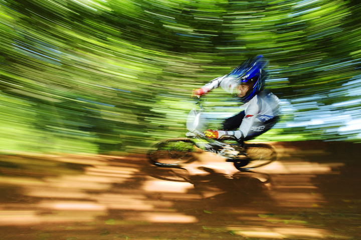 Pembalap sepeda BMX Raiden Raga berlatih di pump track Hutan UI Bikepark, Depok, Jabar.
