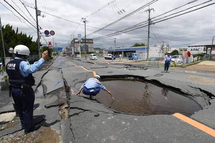 Selain merenggut korban jiwa, gempa juga menyebabkan sejumlah kerusakan fasilitas umum. Salah satunya lubang besar yang terbentuk di jalan Takatsuki
