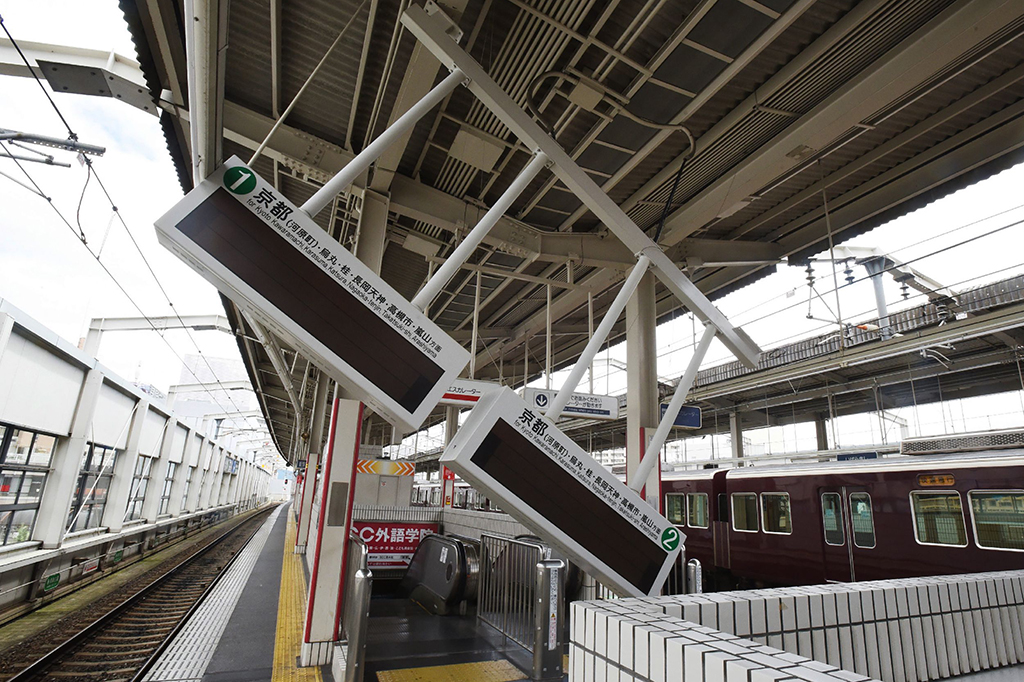 Kondisi stasiun Ibaraki-Shi pascagempa 6,1 SR di Osaka, Jepang.
