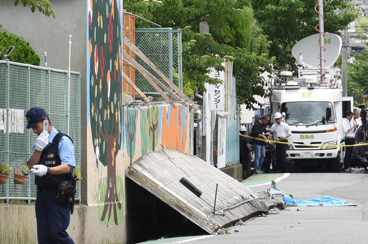 Selain itu, sebanyak 170.000 rumah di Osaka tidak mendapat aliran listrik.