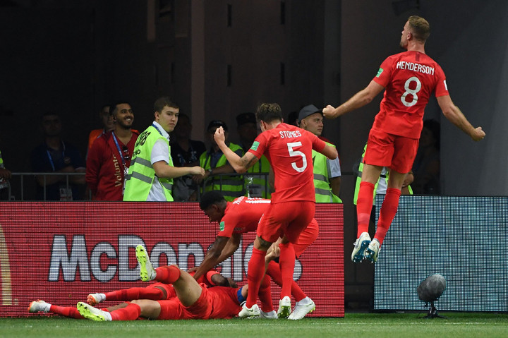 Para pemain timnas Inggris merayakan gol yang dicetak Kane. Afp Photo/Mark Ralston
