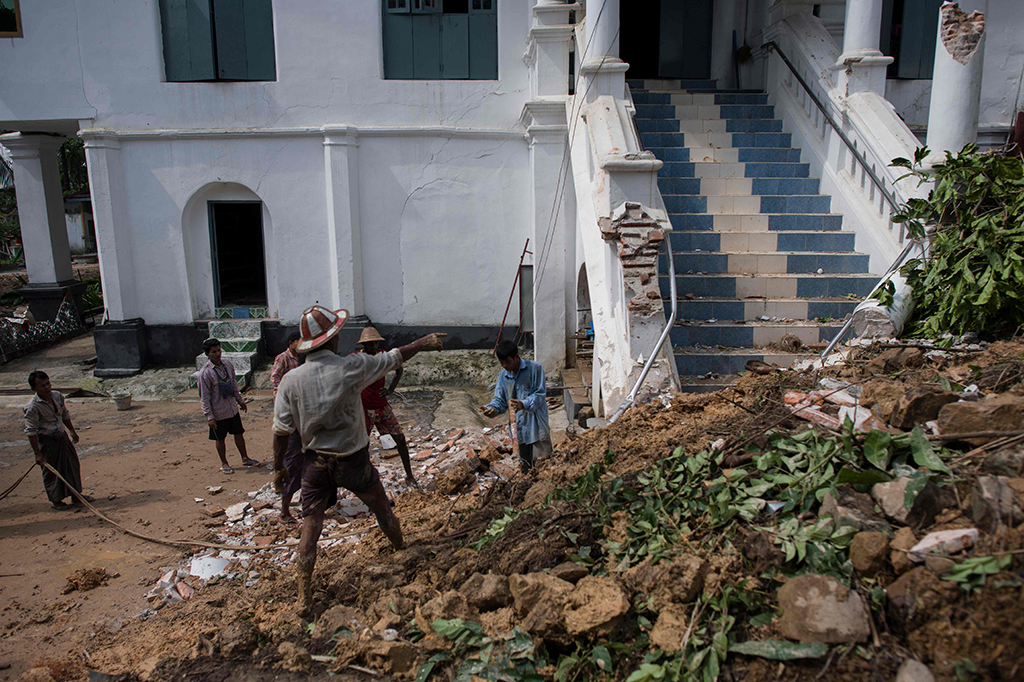 Tak hanya banjir, tanah longsor dilaporkan terjadi di sejumlah area. 