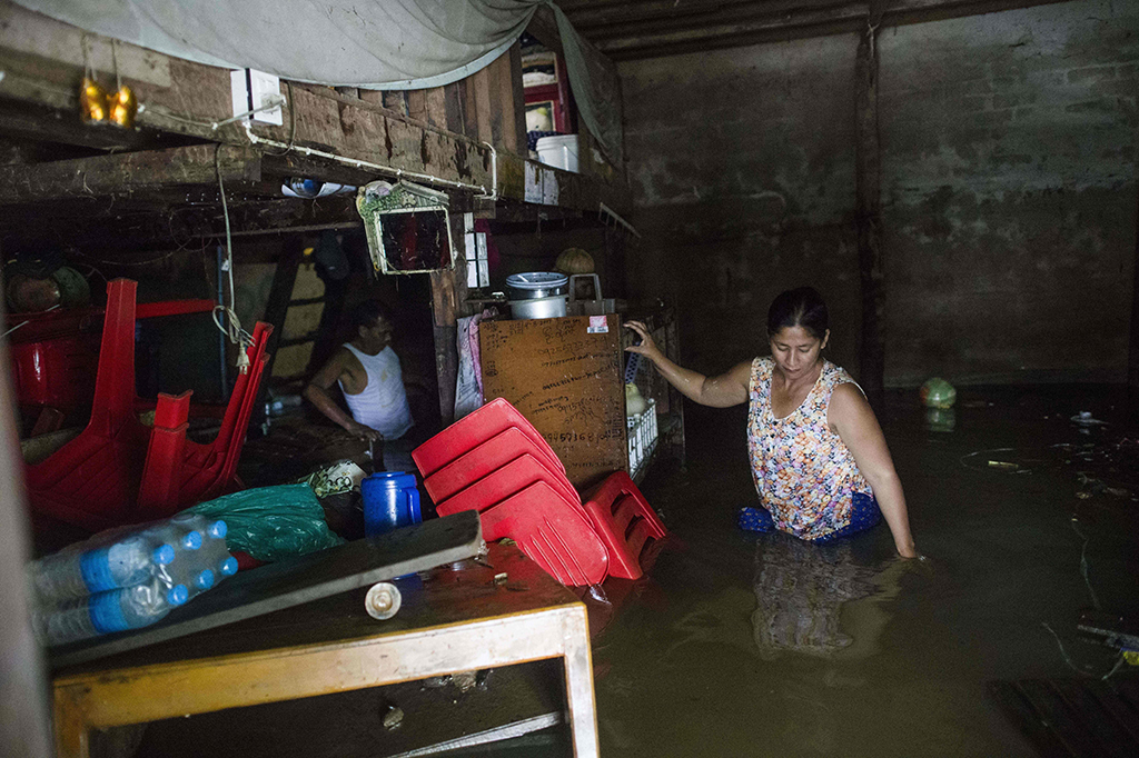 Sebanyak 8 ribu rumah dan 12 ribu acre (sekitar 4.856 hektare) rusak.
