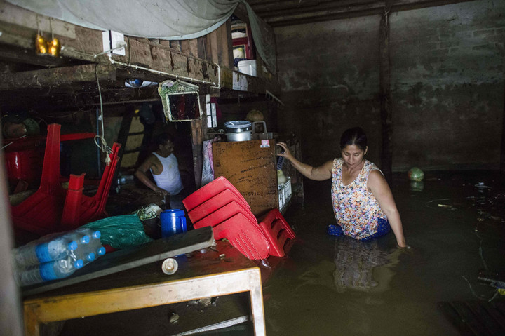 Sebanyak 8 ribu rumah dan 12 ribu acre (sekitar 4.856 hektare) rusak.
