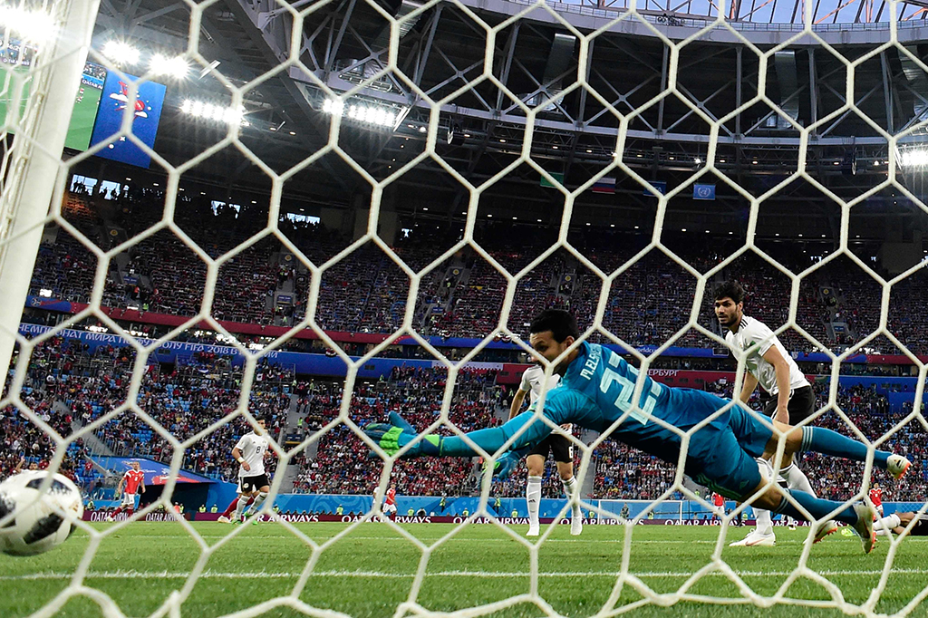 Rusia memimpin pertandingan berkat gol bunuh diri Ahmed Fathi pada menit ke-47. Ia mengalihkan tembakan Roman Zobnin ke gawangnya sendiri. Afp Photo/Gabriel Bouys