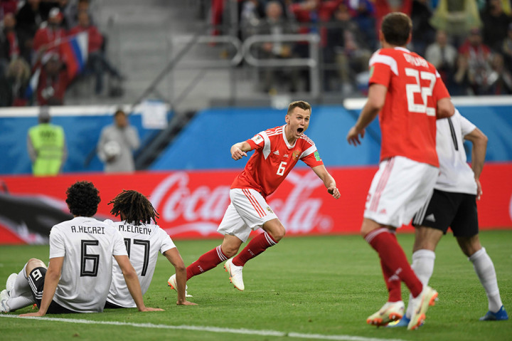 Denis Cheryshev menggandakan keunggulan Rusia setelah ia selesai dari pull-back Mario Fernandes. Afp Photo/Gabriel Bouys