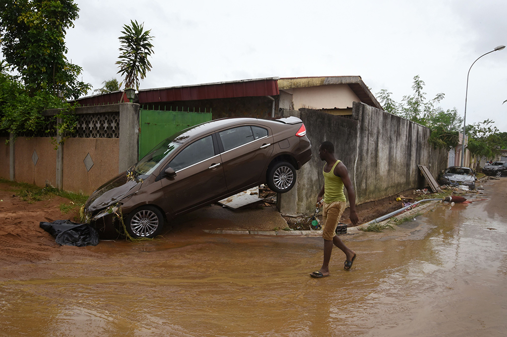 Banjir menyeret mobil, menghancurkan rumah dan membuat ratusan orang terlantar.