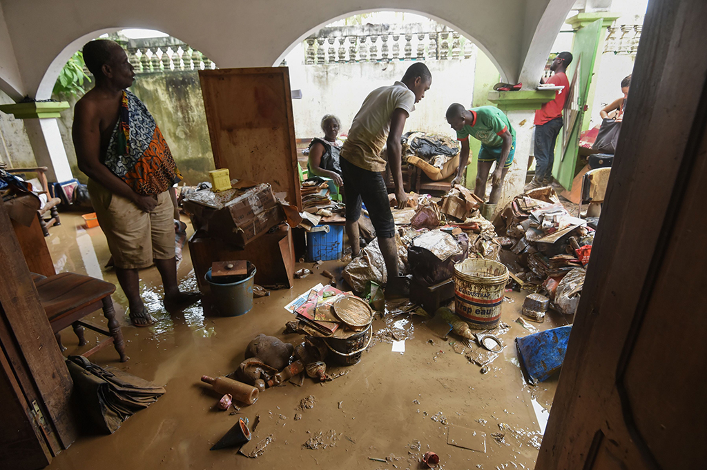 Kini para warga yang menjadi korban banjir dibawa ke tempat penampungan.
