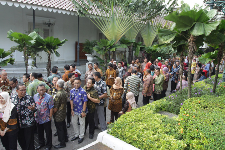 Warga dan PNS yang akan bersalaman dengan Gubernur dan Wagub DKI Jakarta antre di depan pintu masuk gedung Balai Kota DKI Jakarta sebelum dipersilakan masuk tepat pukul 08.00 WIB. Antara Foto/ Reno Esnir