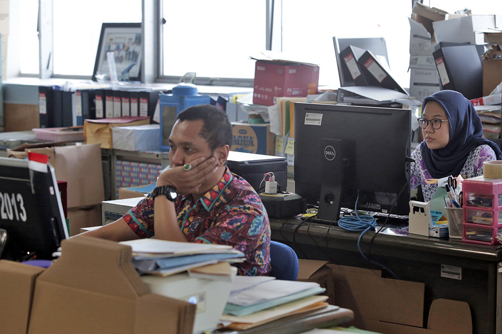 Sejumlah Pegawai Negeri Sipil (PNS) Pemprov DKI Jakarta melakukan aktivitas pada hari pertama masuk kerja usai libur Idul Fitri di Badan Kepegawaian Daerah (BKD) gedung Balaikota, Jakarta. Antara Foto/ Reno Esnir