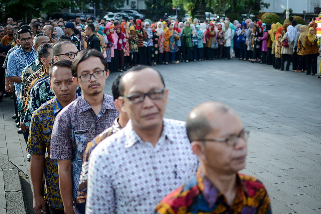 Halal bihalal di hari pertama masuk kerja juga dilakukan di sejumlah daerah seperti Pemprov Jabar dan Aceh. Antara Foto/Raisan Al Farisi