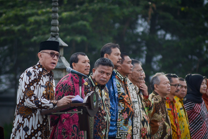 Dalam apel dan halal bihalal yang diikuti sekitar 1.400 Aparatur Sipil Negara (ASN), Penjabat Gubernur Jabar M Iriawan sekaligus memberikan pengarahan terkait Pilkada serentak 2018 hingga persiapan Asian Games pada Agustus mendatang. Antara Foto/Raisan Al Farisi