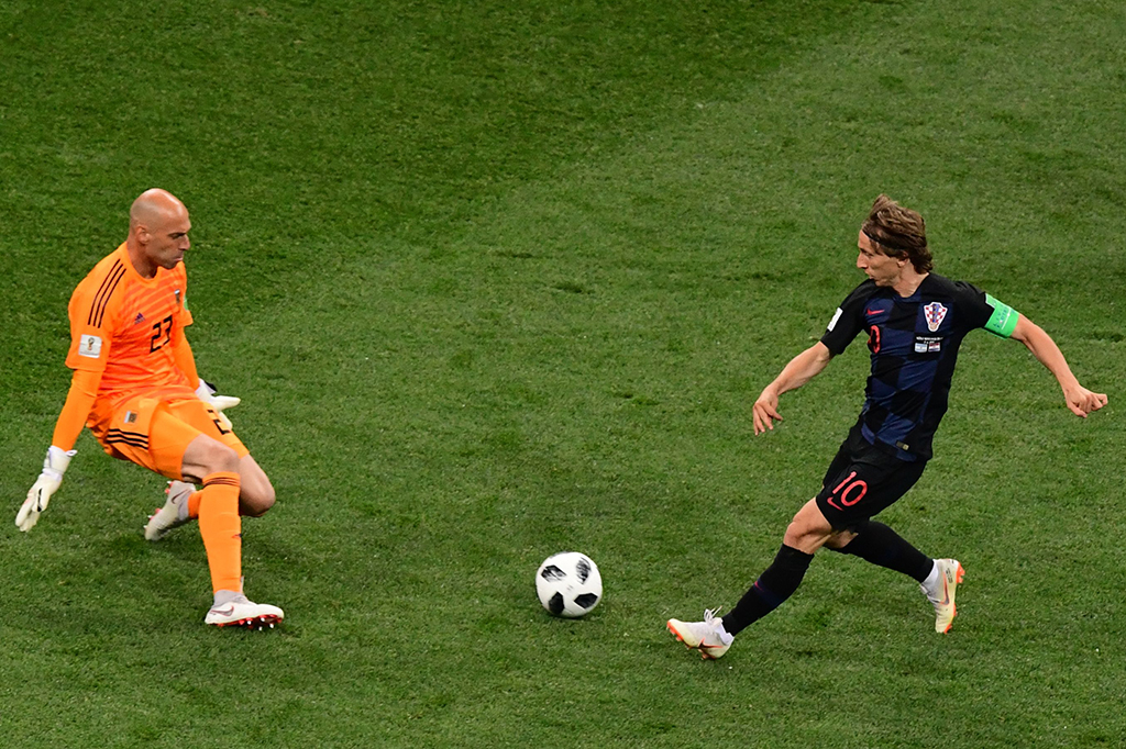 Argentina kembali kebobolan pada menit ke-82, lewat tendangan kapten Kroasia, Luka Modric. Afp Photo/Martin Bernetti