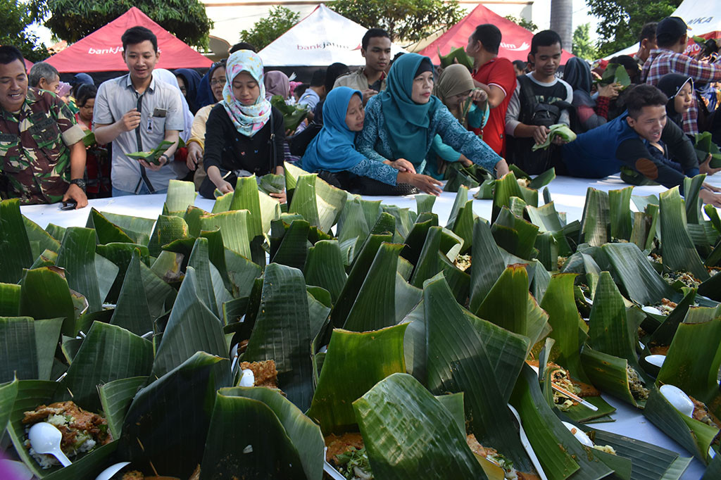 Festival Pecel Pincuk yang digelar Pemkot Madiun dalam rangka memeriahkan Hari Jadi ke-100.