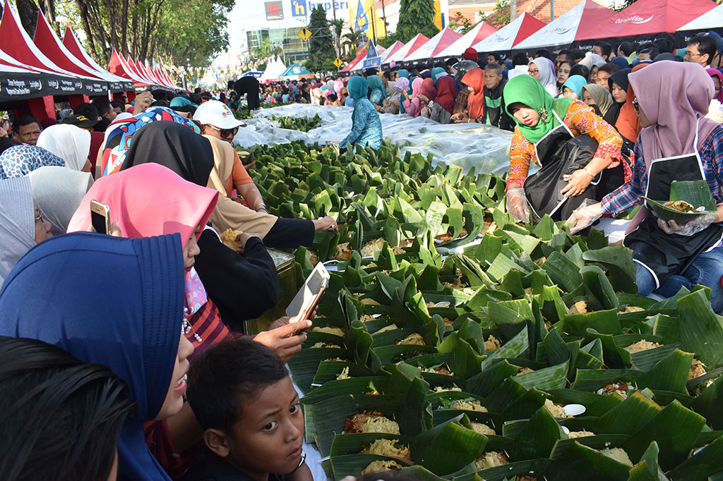 Festival tersebut memecahkan rekor MURI melalui sajian nasi pecel terbanyak dengan jumlah 16.825 pincuk nasi pecel. 