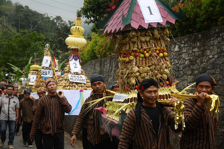 Tradisi peninggalan Sunan Muria digelar sepekan setelah perayaan Idul fitri. 