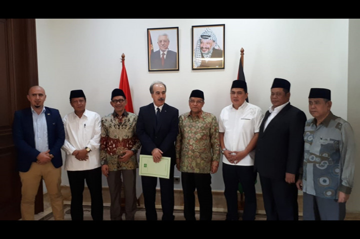 Ketua Umum Pengurus Besar Nahdlatul Ulama (PBNU), KH Said Aqil Siroj, bersama Sekjen PBNU, Dr. A. Helmy Faishal Zaini, dan Ketua PBNU, KH. Marsudi Syuhud dan Robikin Emhas beserta jajarannya, melakukan pertemuan dengan Wakil Duta Besar Palestina, Taher Ibrahim Abdallah dan Ketua Komunitas Palestina di Indonesia, Murad Halayqa.