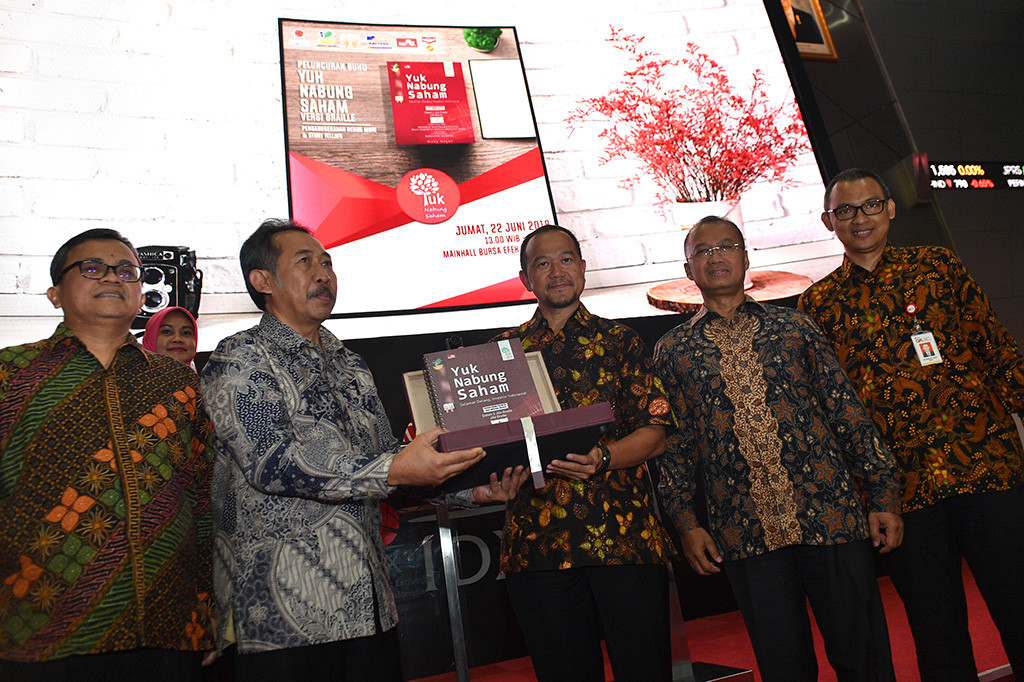 Buku Yuk Nabung Saham versi braille diluncurkan untuk pertama kalinya pada hati ini di Main Hall BEI.