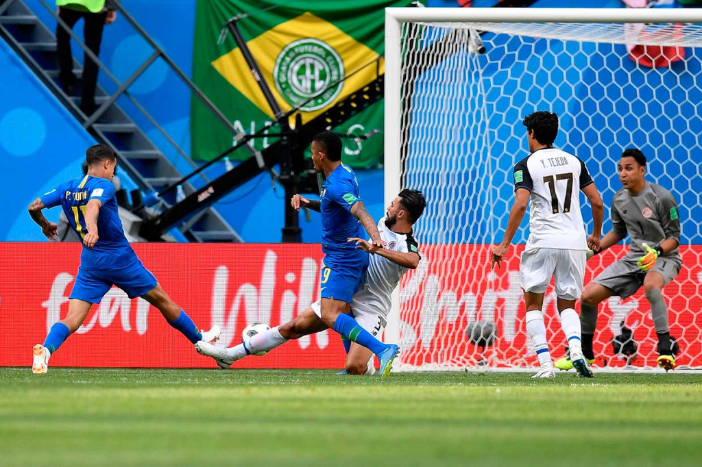 Brasil baru bisa mencetak gol saat laga memasuki menit ke-91 lewat Phillipe Coutinho yang menyambar bola liar di kotak penalti Kosta Rika.