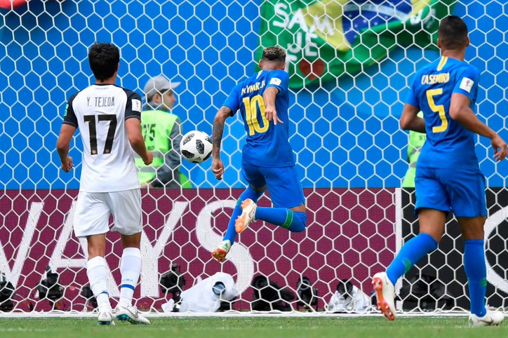 Menjelang pertandingan berakhir, Neymar membuat skor menjadi 2-0 setelah pemain Paris St Germain itu dengan tenang menyambut umpan Douglas Costa.