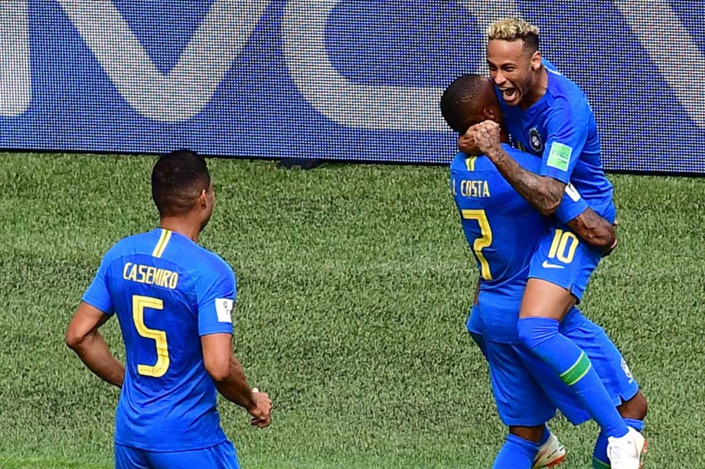 Neymar melakukan selebrasi bersama rekan-rekan setimnya.