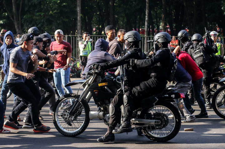 Petugas kepolisian berusaha menghalau massa pada simulasi pengamanan Asian Para Games 2018 di Kompleks Gelora Bung Karno, Jakarta, Sabtu, 23 Juni 2018. 