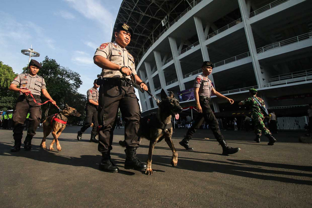 Petugas kepolisian membawa anjing terlatih pada simulasi pengamanan Asian Para Games 2018 di Kompleks Gelora Bung Karno, Jakarta.