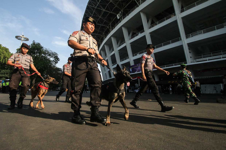 Petugas kepolisian membawa anjing terlatih pada simulasi pengamanan Asian Para Games 2018 di Kompleks Gelora Bung Karno, Jakarta.
