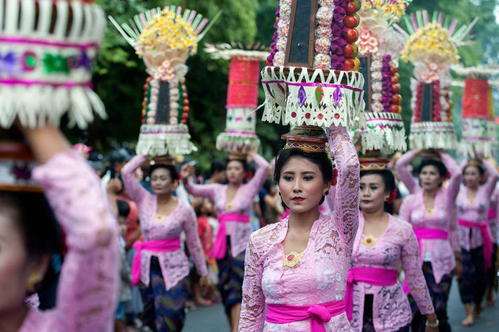 Sejumlah seniman membawa 'Gebogan' atau sesajen berbahan buah, bunga dan janur dalam parade pembukaan Pesta Kesenian Bali. Antara Foto/Nyoman Budhiana