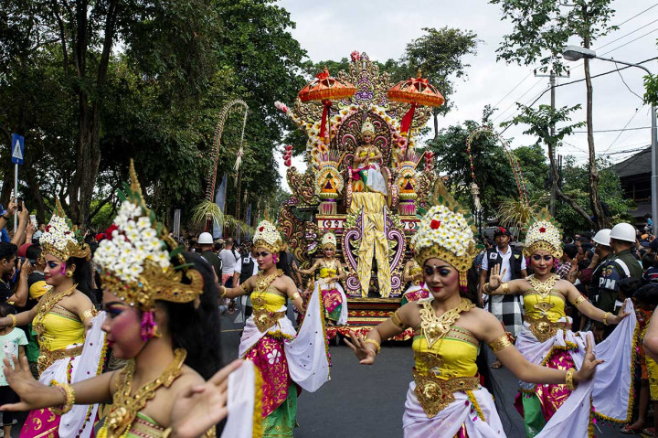 Peserta mengikuti pawai pembukaan Pesta Kesenian Bali (PKB) 2018. Antara Foto/Ismar Patrizki
