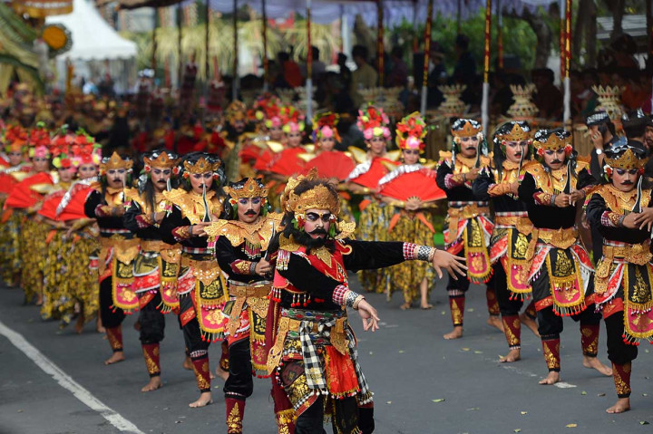 Peserta menampilkan tarian ketika mengikuti Pawai Pesta Kesenian Bali ke-40. Antara Foto/Wahyu Putro A