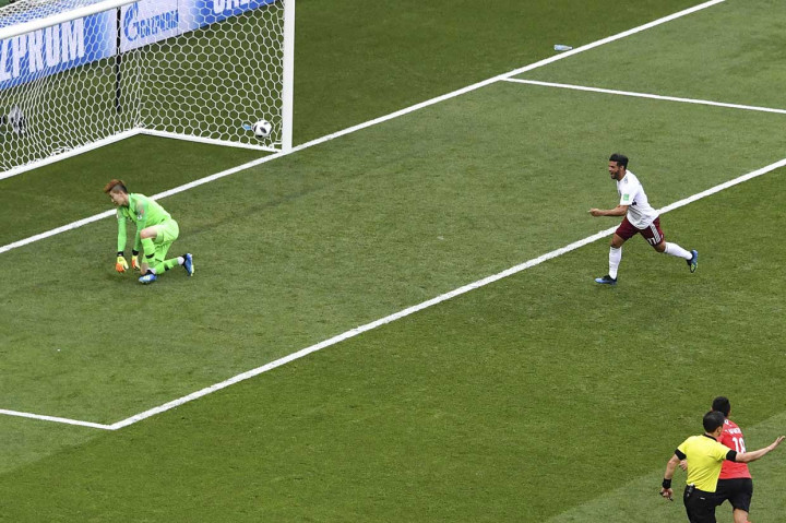 Meksiko, yang secara mengejutkan menang atas Jerman pada pertandingan pertama, membuka keunggulan pada menit ke-26 ketika Carlos Vela mengecoh kiper Cho Hyun Woo dari titik putih. Hadiah penalti diberikan wasit setelah setelah umpan silang Andres Guardado membentur lengan Jang Hyun Soo di dala kotak terlarang.