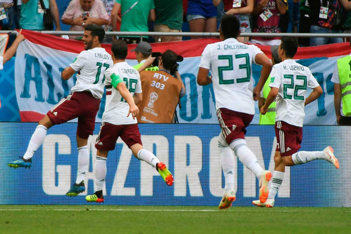 Vela melakukan selebrasi usai mencetak gol pembuka bagi Meksiko.