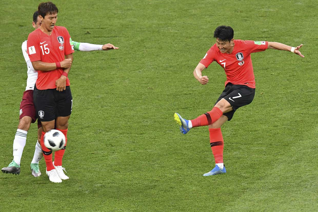 Son Heung-min mencetak satu gol balasan untuk Korsel pada fase akhir pertandingan melalui sepakan kaki kiri spektakuler dari luar kotak penalti.