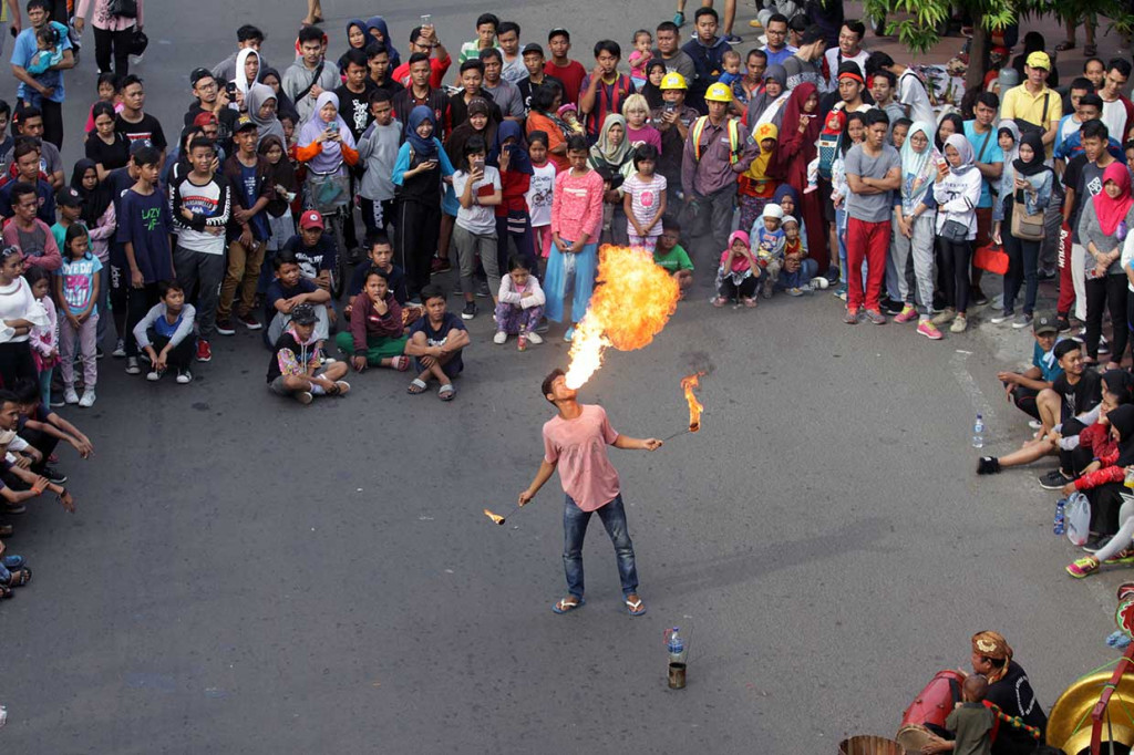 Hari Bebas Kendaraan Bermotor yang sebelumnya ditiadakan karena Hari Raya Idul Fitri, mulai Minggu, 24 Juni 2018 telah diberlakukan kembali dan dipenuhi warga Ibu Kota dan sekitarnya untuk berolahraga dan beraktifitas rekreasi lainnya. Hari Bebas Kendaraan Bermotor (HBKB) berlaku dari pukul 06.00-11.00 WIB. Antara Foto/Reno Esnir