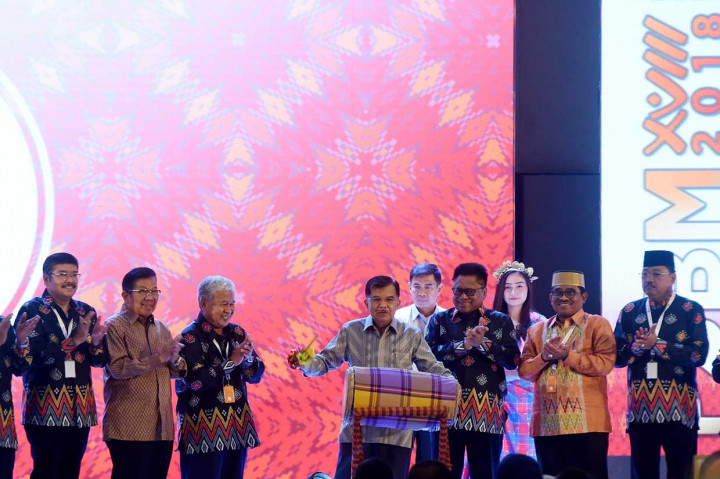 Pertemuan Saudagar Bugis-Makassar (PSBM) ke-XVIII dihadiri sekitar 1.800 pengusaha asal Sulsel dari delapan negara. Pertemuan tersebut sebagai ajang silaturahmi para pengusaha yang berada di dalam dan luar negeri dan menjalin sinerginitas potensi usaha dalam meningkatkan ekonomi bangsa.